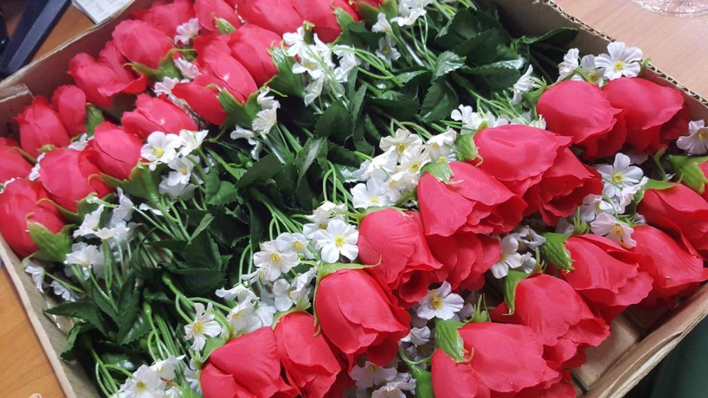 Artificial plastic Roses (Bulk, >500 in stock) (Category: Artificial Plants & Flowers) located in Singapore. Submitted by helloimapotato (Listing ID 282866652, Image 1). Description: Selling artificial Rose stalks in sets/boxes of 24 stalks 🌹 Attractive and vibrant colours 🌹 Two roses per stalk ➤ Retail price $2.50+/stalk. Selling at only $30 per box of 24 stalks! In stock : 🌹 Red : ALL SOLD 🌹 Pink : 12 boxes left * Price negotiable for bulk 
