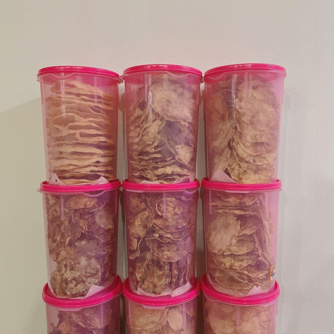 BELINJO CRACKERS / EMPING (Category: Homemade Bakes) located in Singapore. Submitted by peachclub.sg (Listing ID 1062968592, Image 3). Description: FRIED UPON ORDER! Deliver on Wednesday/Sunday! LIMITED QUANTITIES DIRECTLY FROM BATAM THIS ARE JUMBO SIZES! Come in a huggable size 19.2cm x 26cm approx! DM TO ORDER NOW .