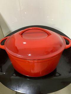 La gourmet cast iron round casserole