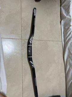 Reverse seismic handlebar
