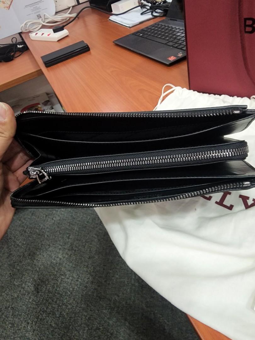 Bally Men Clutch Bag (Category: Bags & Wallets) located in Singapore. Submitted by juzme83 (Listing ID 1172608539, Image 2). Description: Very new, used only 3 times. Retail: $1260 Bought from taka boutique only this year. Eisner Black Bovine Embossed.