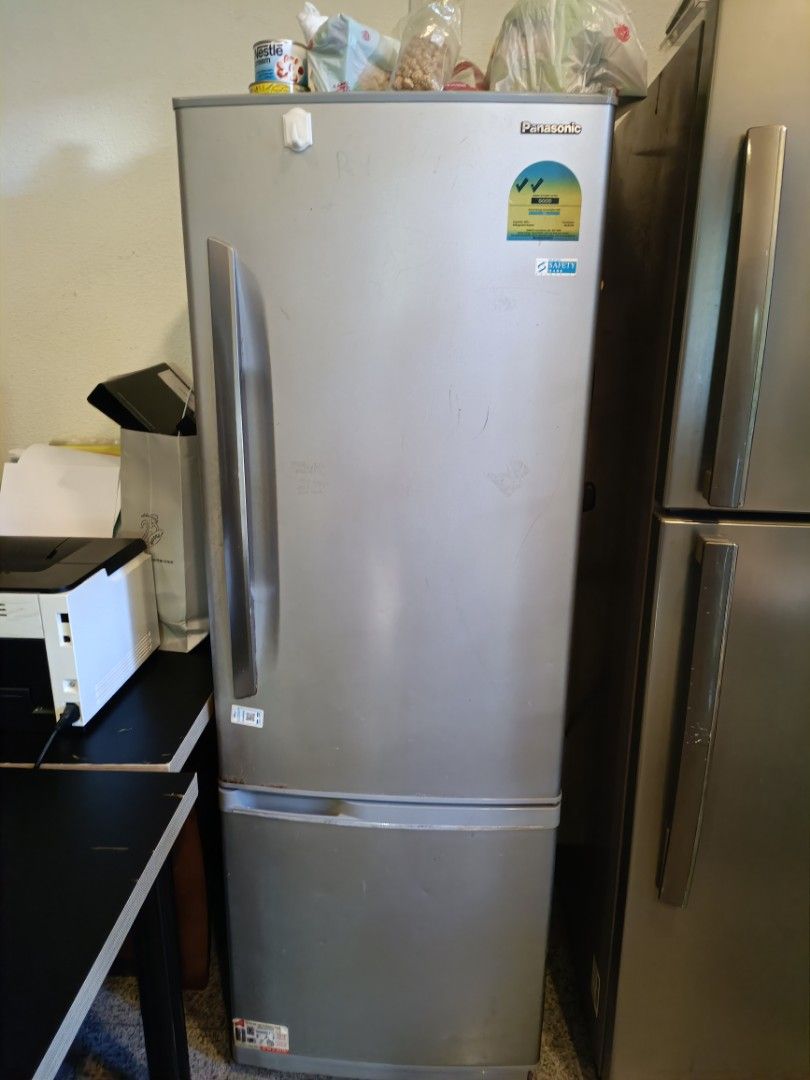 Fridge (Category: Refrigerators & Freezers) located in Singapore. Submitted by usermist (Listing ID 1233935762, Image 1). Description: .