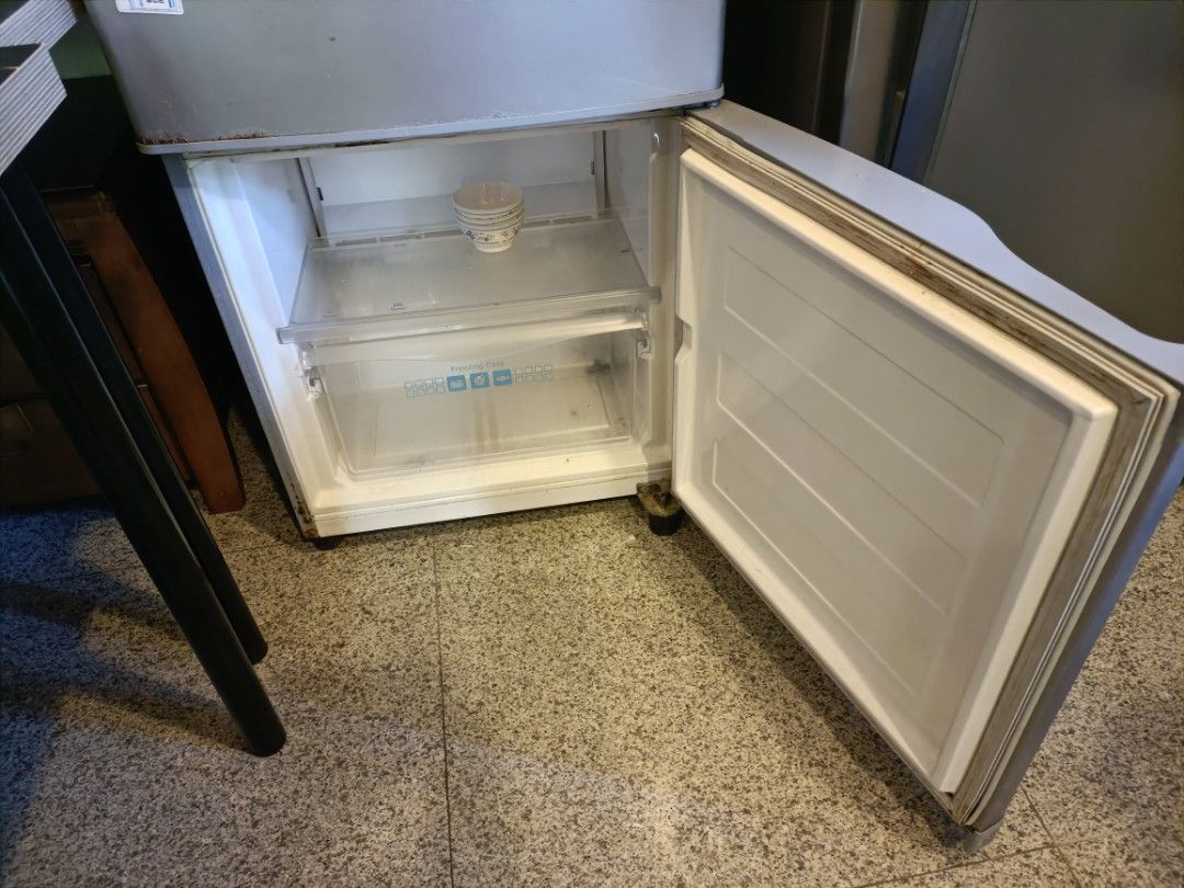 Fridge (Category: Refrigerators & Freezers) located in Singapore. Submitted by usermist (Listing ID 1233935762, Image 3). Description: .