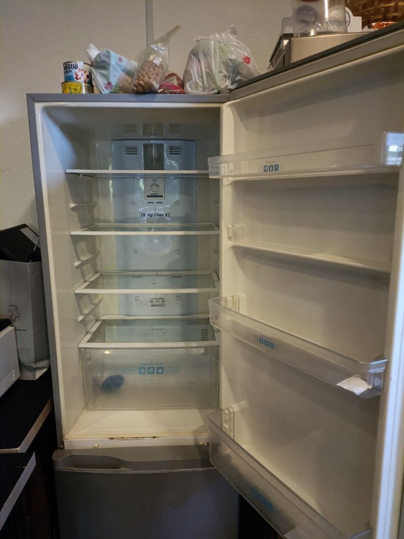 Fridge (Category: Refrigerators & Freezers) located in Singapore. Submitted by usermist (Listing ID 1233935762, Image 2). Description: .