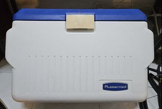60L Rubbermaid cooler box