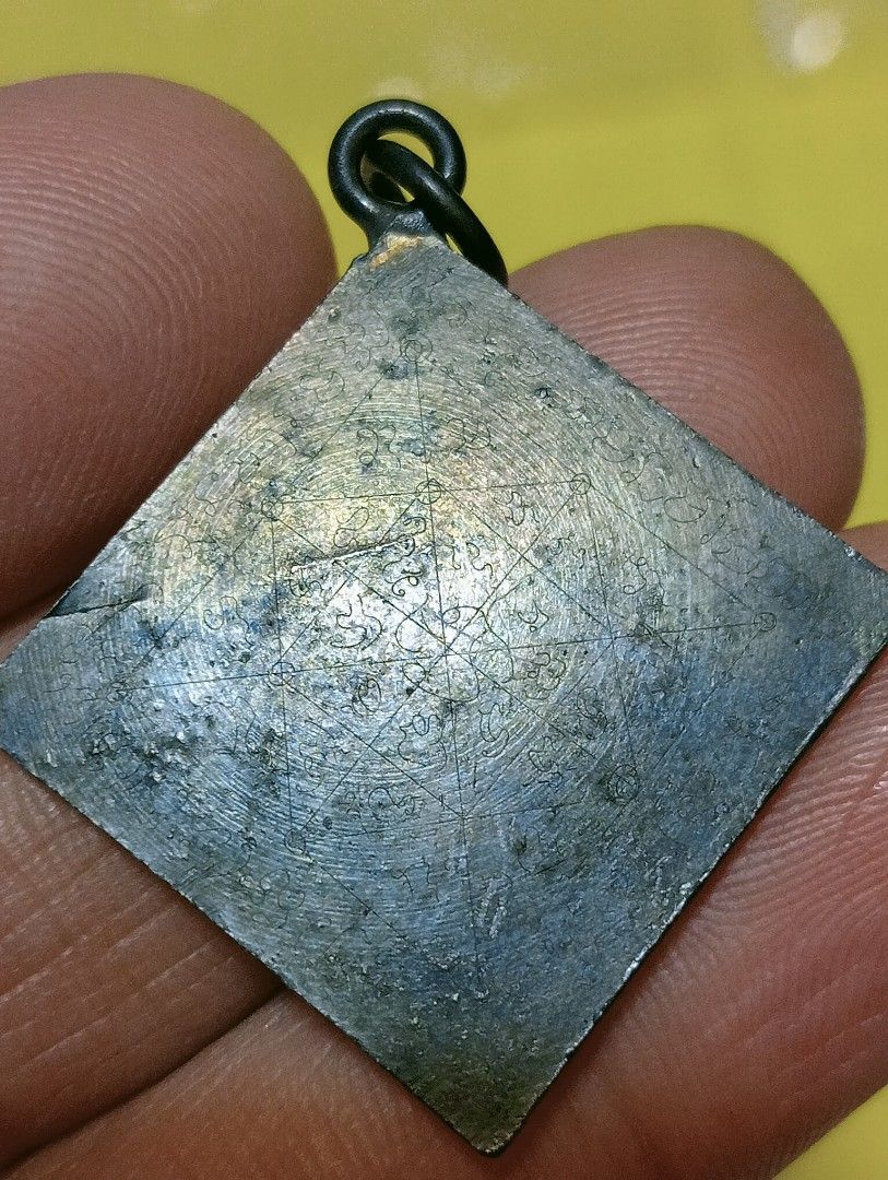 🔥Phra Phrom Shield🔥 👉🔥四面佛（纯金盖）🔥👈 Lp See / Aj Heng with yant temple: Wat Sakae Material：Nawalloha / gold mask 九宝铜 / 纯金盖 BE:2519 / 1976Year Size：3.5cm x 3.2cm BANGKOK THAPRACHAN PHRA CARD 曼谷塔帕赞佛牌保证卡 (Category: Religious Items) located in Singapore. Submitted by edisontan3368 (Listing ID 1328595303, Image 3). Description: 🔥Phra Phrom Shield🔥 👉🔥四面佛（纯金盖）🔥👈 Lp See / Aj Heng with yant temple: Wat Sakae Material：Nawalloha / gold mask 九宝铜 / 纯金