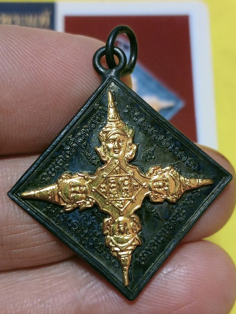 🔥Phra Phrom Shield🔥 👉🔥四面佛（纯金盖）🔥👈 Lp See / Aj Heng with yant temple: Wat Sakae Material：Nawalloha / gold mask 九宝铜 / 纯金盖 BE:2519 / 1976Year Size：3.5cm x 3.2cm BANGKOK THAPRACHAN PHRA CARD 曼谷塔帕赞佛牌保证卡 (Category: Religious Items) located in Singapore. Submitted by edisontan3368 (Listing ID 1328595303, Image 2). Description: 🔥Phra Phrom Shield🔥 👉🔥四面佛（纯金盖）🔥👈 Lp See / Aj Heng with yant temple: Wat Sakae Material：Nawalloha / gold mask 九宝铜 / 纯金