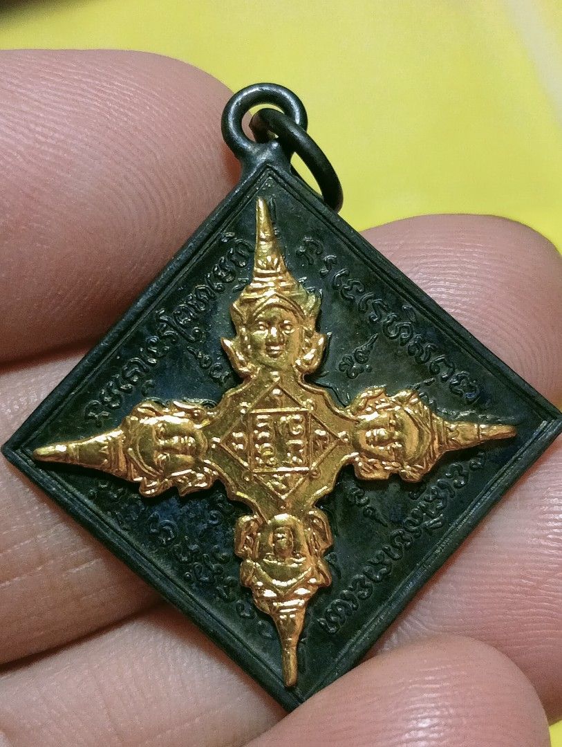 🔥Phra Phrom Shield🔥 👉🔥四面佛（纯金盖）🔥👈 Lp See / Aj Heng with yant temple: Wat Sakae Material：Nawalloha / gold mask 九宝铜 / 纯金盖 BE:2519 / 1976Year Size：3.5cm x 3.2cm BANGKOK THAPRACHAN PHRA CARD 曼谷塔帕赞佛牌保证卡 (Category: Religious Items) located in Singapore. Submitted by edisontan3368 (Listing ID 1328595303, Image 4). Description: 🔥Phra Phrom Shield🔥 👉🔥四面佛（纯金盖）🔥👈 Lp See / Aj Heng with yant temple: Wat Sakae Material：Nawalloha / gold mask 九宝铜 / 纯金