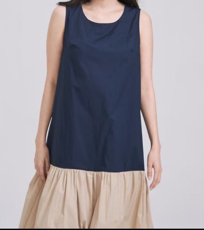 Two-tones one-piece long dress (Category: Dresses) located in Singapore. Submitted by mintychococat (Listing ID 1331258149, Image 1). Description: One-piece two tones sleeveless long dress $26 (original price $49.90) (Saved $23.90) Brand New Back zipper Side pockets Two tones - Black (top part) Beige (bottom part) Chest measurement : 39.8cm Length measurement : 44.5cm Size : XL Big size Loose fitting design Comfortable fitting Thin material great