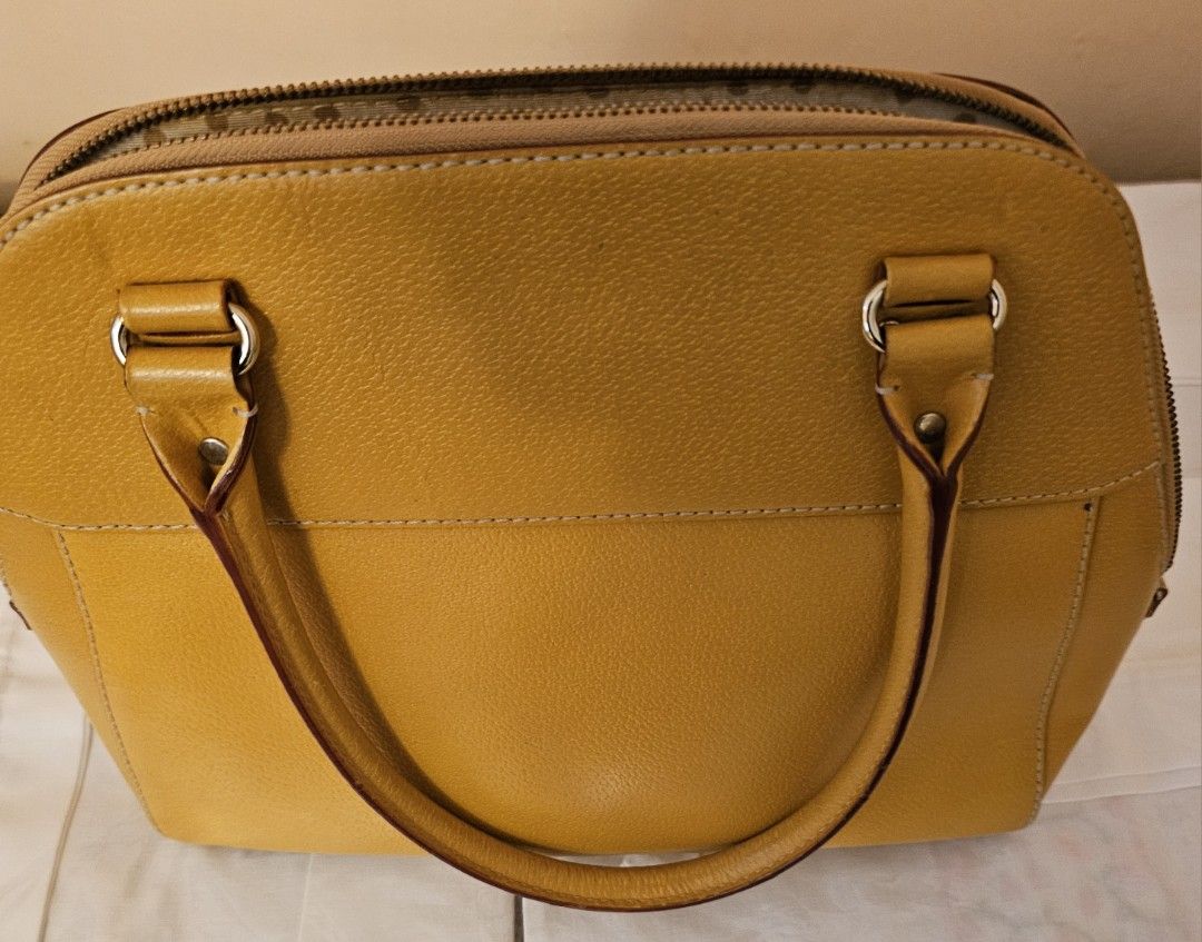 Kate Spate tote bag (Category: Tote Bags) located in Singapore. Submitted by caroline1390784 (Listing ID 1332811964, Image 2). Description: A bag that could store many necessities when you go out. The exterior compartment (pocket) comes very handy too..