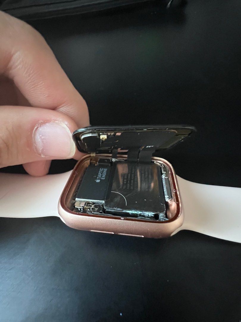 Broken apple watch 5 (Category: Wearables & Smart Watches) located in Singapore. Submitted by iwanttomakemoney11 (Listing ID 1328866883, Image 2). Description: The screen of this watch has fall off sadly the screen cant on.