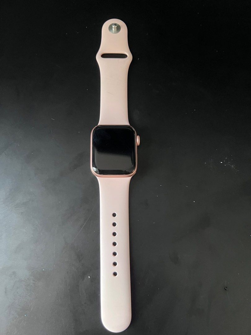 Broken apple watch 5 (Category: Wearables & Smart Watches) located in Singapore. Submitted by iwanttomakemoney11 (Listing ID 1328866883, Image 1). Description: The screen of this watch has fall off sadly the screen cant on.