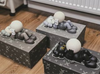 (SET) INSTOCKS Kaws Holiday Shanghai