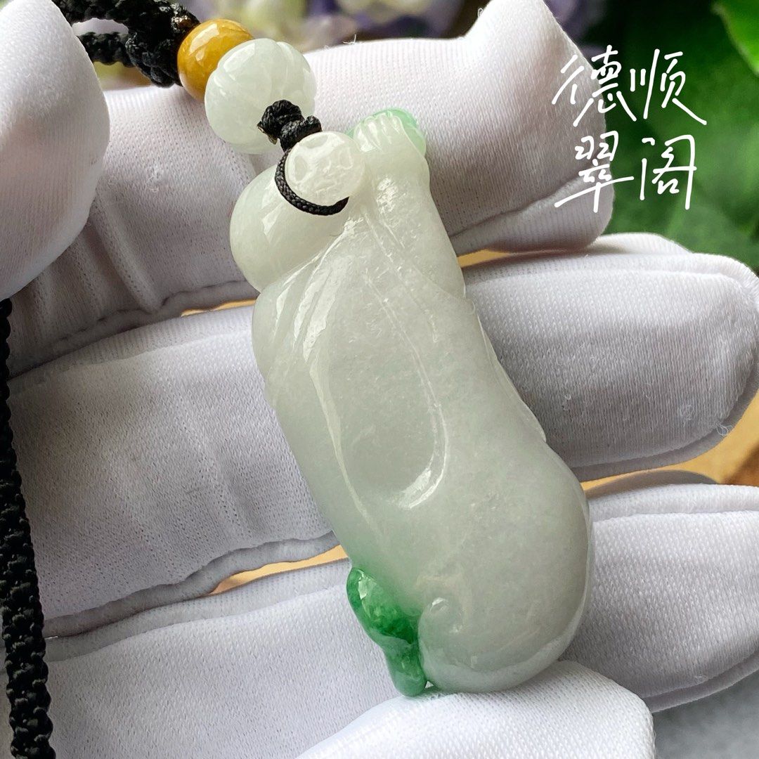 🟢 Creative Waxy Milky White Buddha with Sun Green Clouds Pendant 糯种俏雕奶白站佛飘带阳绿彩吊坠(DSR0201) (Category: Body Jewelry) located in Singapore. Submitted by deshun_jade_pavilion (Listing ID 1292609131, Image 3). Description: SPECIAL WEAR SERIES (😱RARE FINDING😱) 🟢 Creative Waxy Milky White Buddha with Sun Green Clouds Pendant 糯种俏雕奶白站佛飘带阳绿彩吊坠(DSR0201) Dimension: 43.0 x 18.0 x 12.2 mm / Weight: 19.48 g • • • Burma Natural Jade (Type A) with certificate