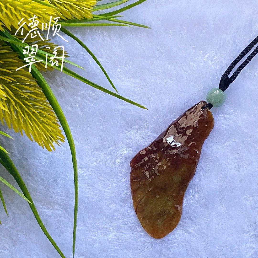 🟢 Waxy Red Skin with Natural White Tone Base Raw Cut Pendant 糯底红皮白肉原石随行切割吊坠 (DSR0717) (Category: Body Jewelry) located in Singapore. Submitted by deshun_jade_pavilion (Listing ID 1292021266, Image 2). Description: SPECIAL WEAR SERIES (🤩EYE CATCHER🤩) 🟢 Waxy Red Skin with Natural White Tone Base Raw Cut Pendant 糯底红皮白肉原石随行切割吊坠 (DSR0717) Dimension: 65.0 x 30.2 x 5.2 mm / Weight: 14.54 g • • • Burma Natural Jade (Type A) with certificate 缅甸翡翠A 货 C