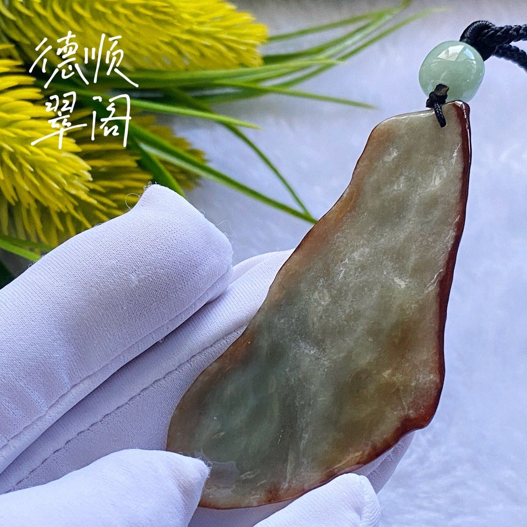 🟢 Waxy Red Skin with Natural White Tone Base Raw Cut Pendant 糯底红皮白肉原石随行切割吊坠 (DSR0717) (Category: Body Jewelry) located in Singapore. Submitted by deshun_jade_pavilion (Listing ID 1292021266, Image 3). Description: SPECIAL WEAR SERIES (🤩EYE CATCHER🤩) 🟢 Waxy Red Skin with Natural White Tone Base Raw Cut Pendant 糯底红皮白肉原石随行切割吊坠 (DSR0717) Dimension: 65.0 x 30.2 x 5.2 mm / Weight: 14.54 g • • • Burma Natural Jade (Type A) with certificate 缅甸翡翠A 货 C