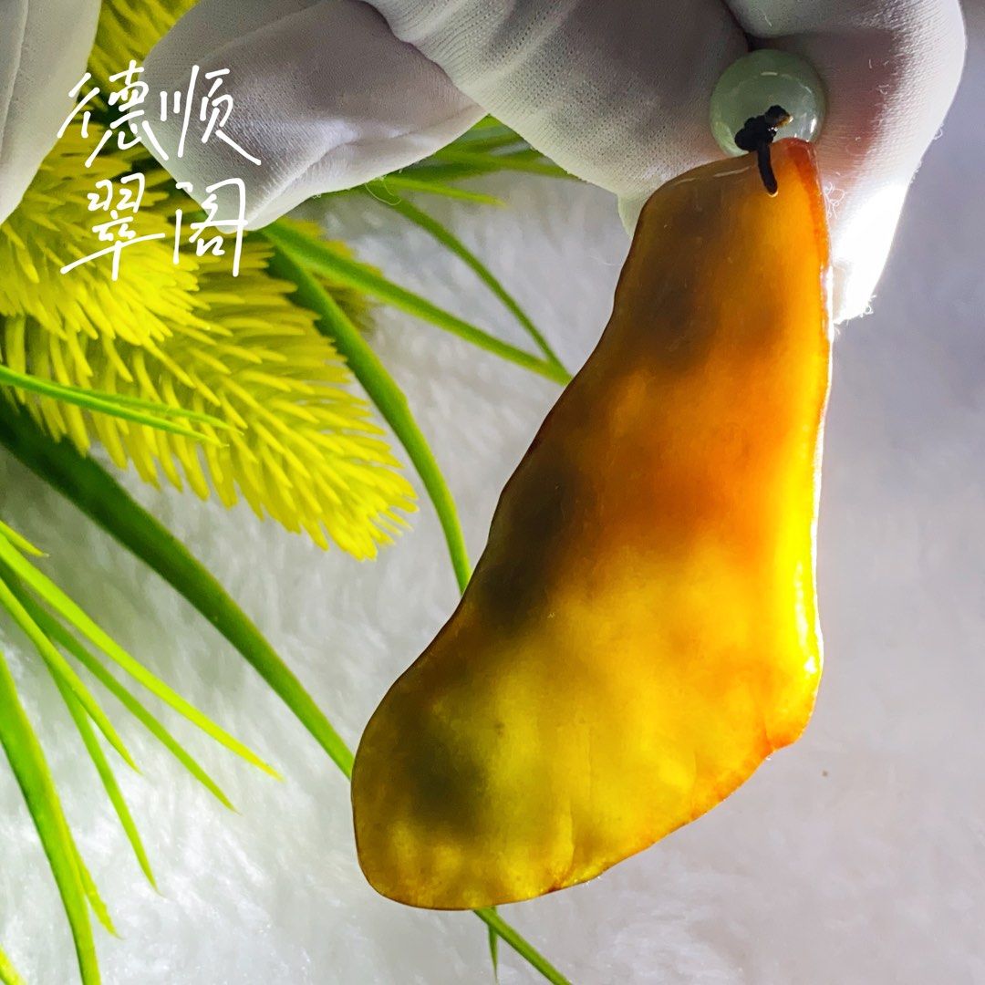 🟢 Waxy Red Skin with Natural White Tone Base Raw Cut Pendant 糯底红皮白肉原石随行切割吊坠 (DSR0717) (Category: Body Jewelry) located in Singapore. Submitted by deshun_jade_pavilion (Listing ID 1292021266, Image 5). Description: SPECIAL WEAR SERIES (🤩EYE CATCHER🤩) 🟢 Waxy Red Skin with Natural White Tone Base Raw Cut Pendant 糯底红皮白肉原石随行切割吊坠 (DSR0717) Dimension: 65.0 x 30.2 x 5.2 mm / Weight: 14.54 g • • • Burma Natural Jade (Type A) with certificate 缅甸翡翠A 货 C