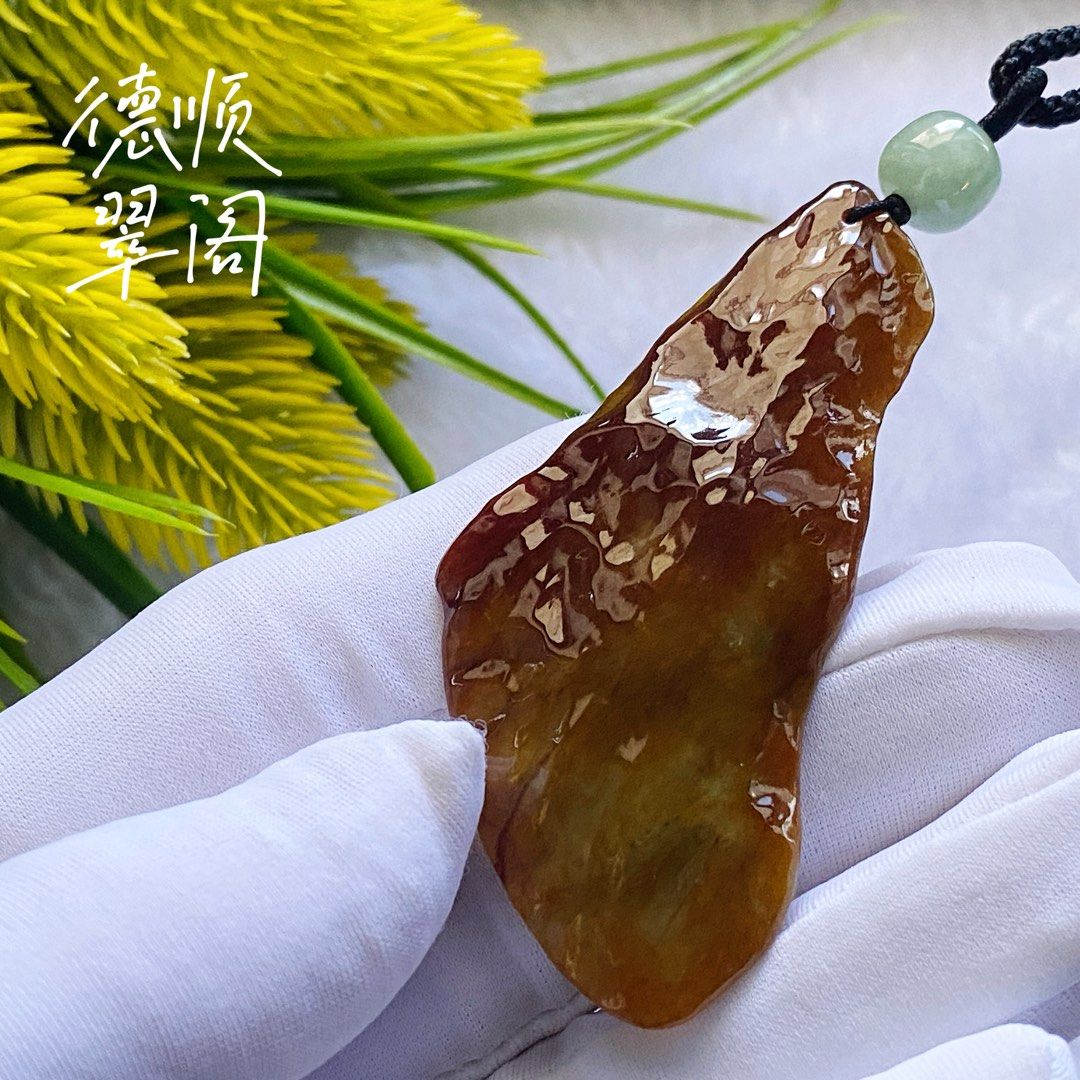 🟢 Waxy Red Skin with Natural White Tone Base Raw Cut Pendant 糯底红皮白肉原石随行切割吊坠 (DSR0717) (Category: Body Jewelry) located in Singapore. Submitted by deshun_jade_pavilion (Listing ID 1292021266, Image 4). Description: SPECIAL WEAR SERIES (🤩EYE CATCHER🤩) 🟢 Waxy Red Skin with Natural White Tone Base Raw Cut Pendant 糯底红皮白肉原石随行切割吊坠 (DSR0717) Dimension: 65.0 x 30.2 x 5.2 mm / Weight: 14.54 g • • • Burma Natural Jade (Type A) with certificate 缅甸翡翠A 货 C