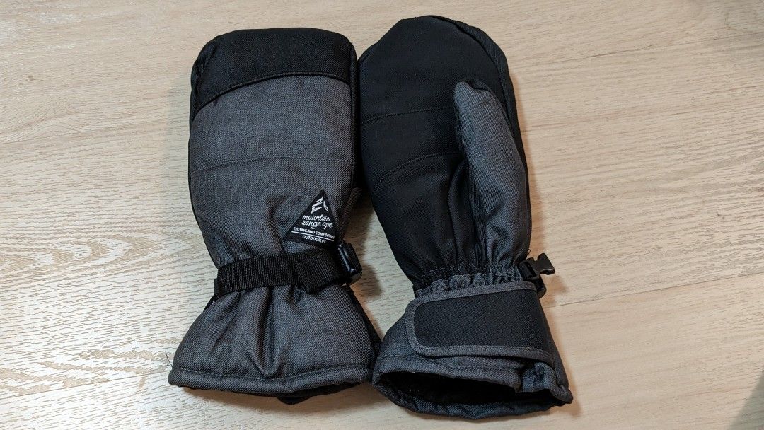 Waterproof ski gloves mittens (Category: Gloves) located in Singapore. Submitted by shoke (Listing ID 1292031585, Image 2). Description: .