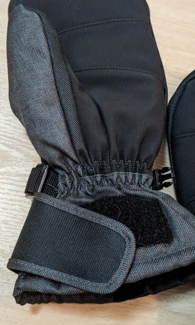 Waterproof ski gloves mittens (Category: Gloves) located in Singapore. Submitted by shoke (Listing ID 1292031585, Image 3). Description: .