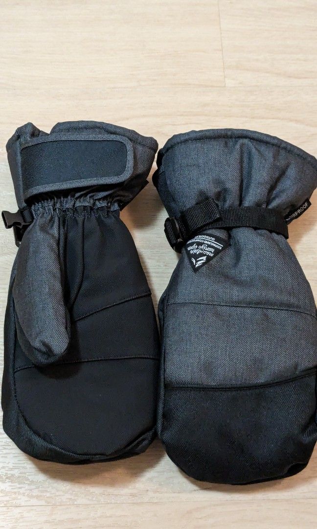 Waterproof ski gloves mittens (Category: Gloves) located in Singapore. Submitted by shoke (Listing ID 1292031585, Image 1). Description: .