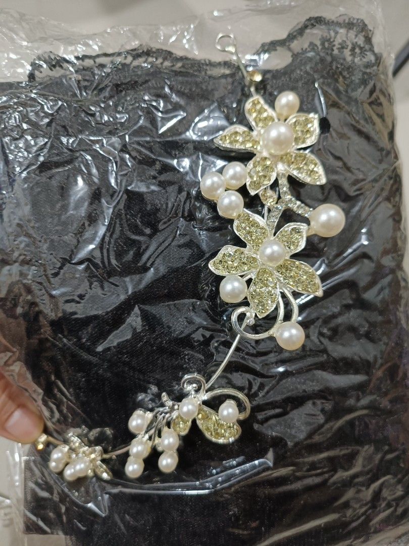 Hair accessories (Category: Precious Stones) located in Singapore. Submitted by ruby_5 (Listing ID 1296285947, Image 1). Description: Bought to use for my wedding but end up never use. Good condition. What you see is what you get. Fixed price..