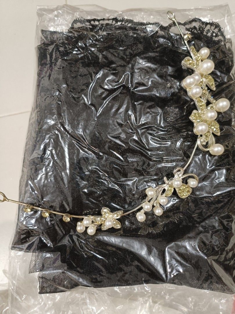 Hair accessories (Category: Precious Stones) located in Singapore. Submitted by ruby_5 (Listing ID 1296285947, Image 2). Description: Bought to use for my wedding but end up never use. Good condition. What you see is what you get. Fixed price..