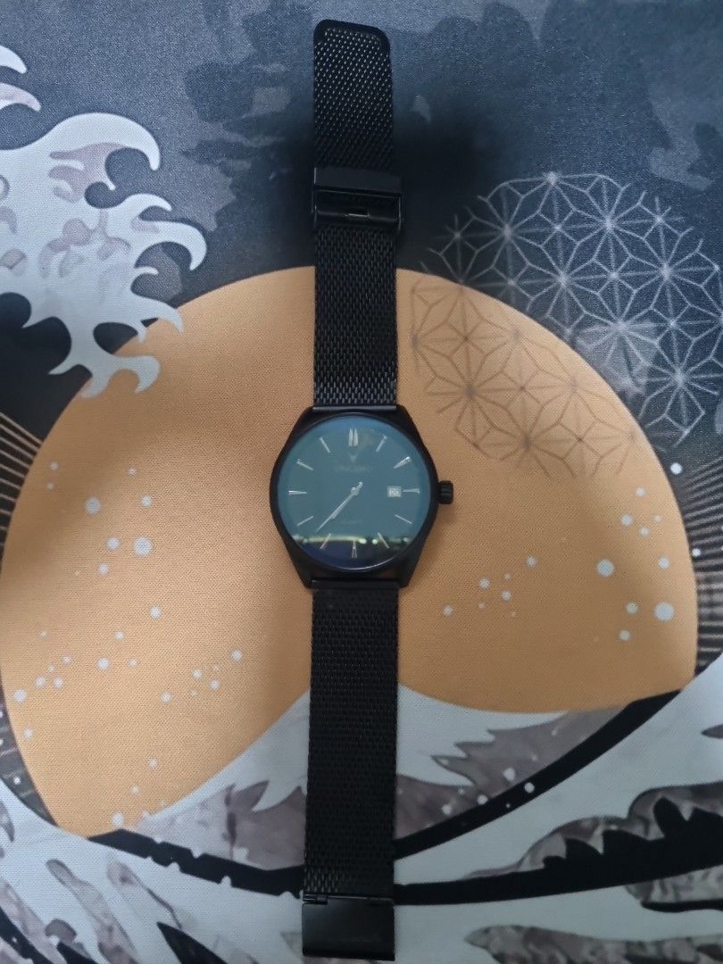 Vincero watch (Category: Men's Watches) located in Singapore. Submitted by classicapparel (Listing ID 1304268356, Image 2). Description: Minimalist good day to day watch The minute hand has dropped out, but should be able to be fixed at watch shop. With this issue, thus selling watch at a cheap price.