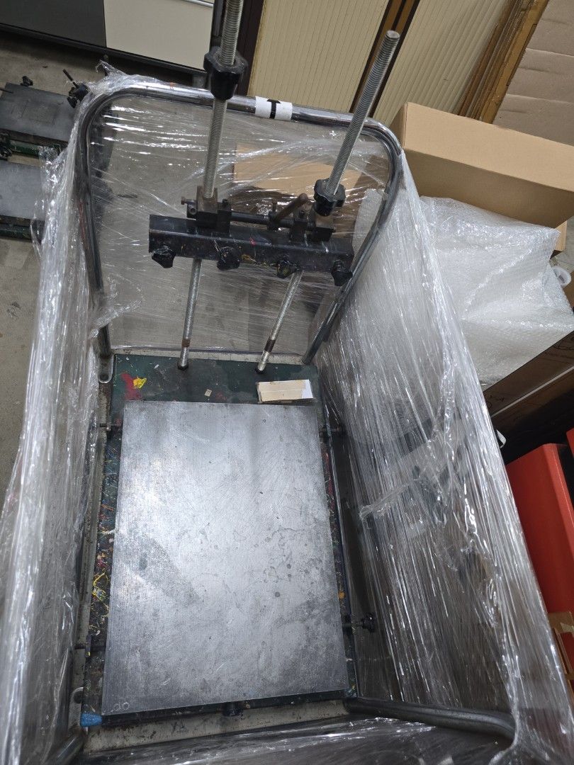 SilkScreen printing (Category: Printers, Scanners & Copiers) located in Singapore. Submitted by dereklhh (Listing ID 1315554008, Image 1). Description: for big size boxes silkscreen.