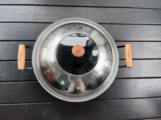 La gourmet nitriding cast iron wok 36cm with two wooden handles