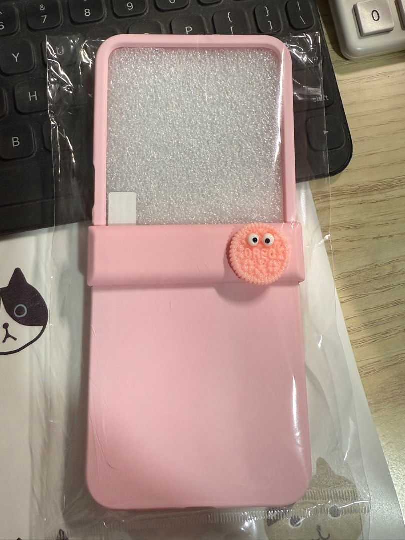 Samsung Z Flip 6 Case (Category: Cases & Sleeves) located in Singapore. Submitted by mintychococat (Listing ID 1348133167, Image 4). Description: Samsung Z Flip 6 Case Sweet pink colour Hard case Pink Oreo cookie design 1pc available S$12 A sweet & cute looking hard casing with a cute little pink Oreo cookie as your companion while using your phone. A must have cute case for your Samsung Z Flip 6 while the little pink Oreo brings you luck & cheer