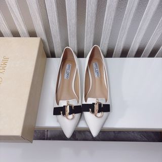 JimmyChoo flat shoes are simple and elegant
