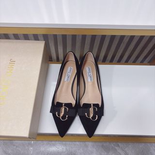 JimmyChoo flat shoes are simple and elegant