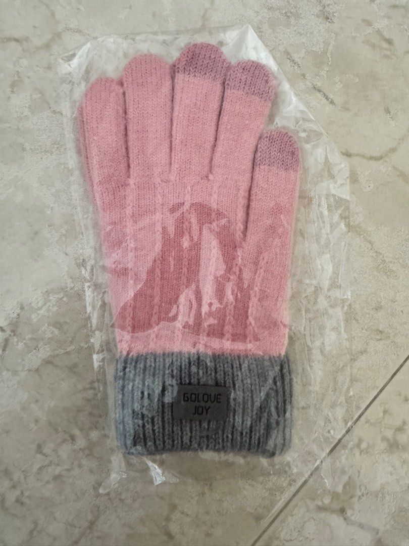 Winter Glove (Category: Gloves) located in Singapore. Submitted by edtocut (Listing ID 1406177954, Image 1). Description: Brand new First 3 fingers can touch screen .