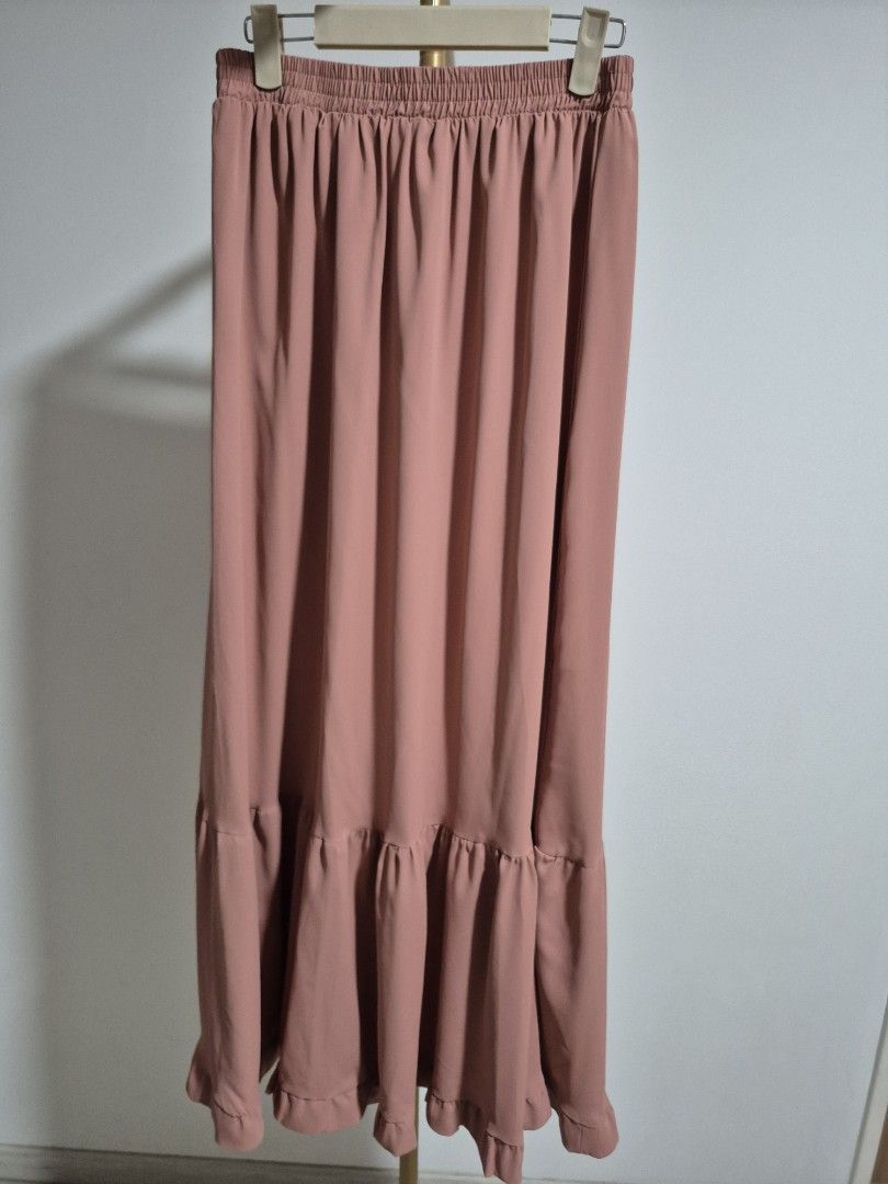 Deepduzt pink long skirt (Category: Skirts) located in Singapore. Submitted by hudhud2310 (Listing ID 1407121797, Image 1). Description: - never worn before - ruffles at the bottom - waist: 34-42cm, length: 101cm.