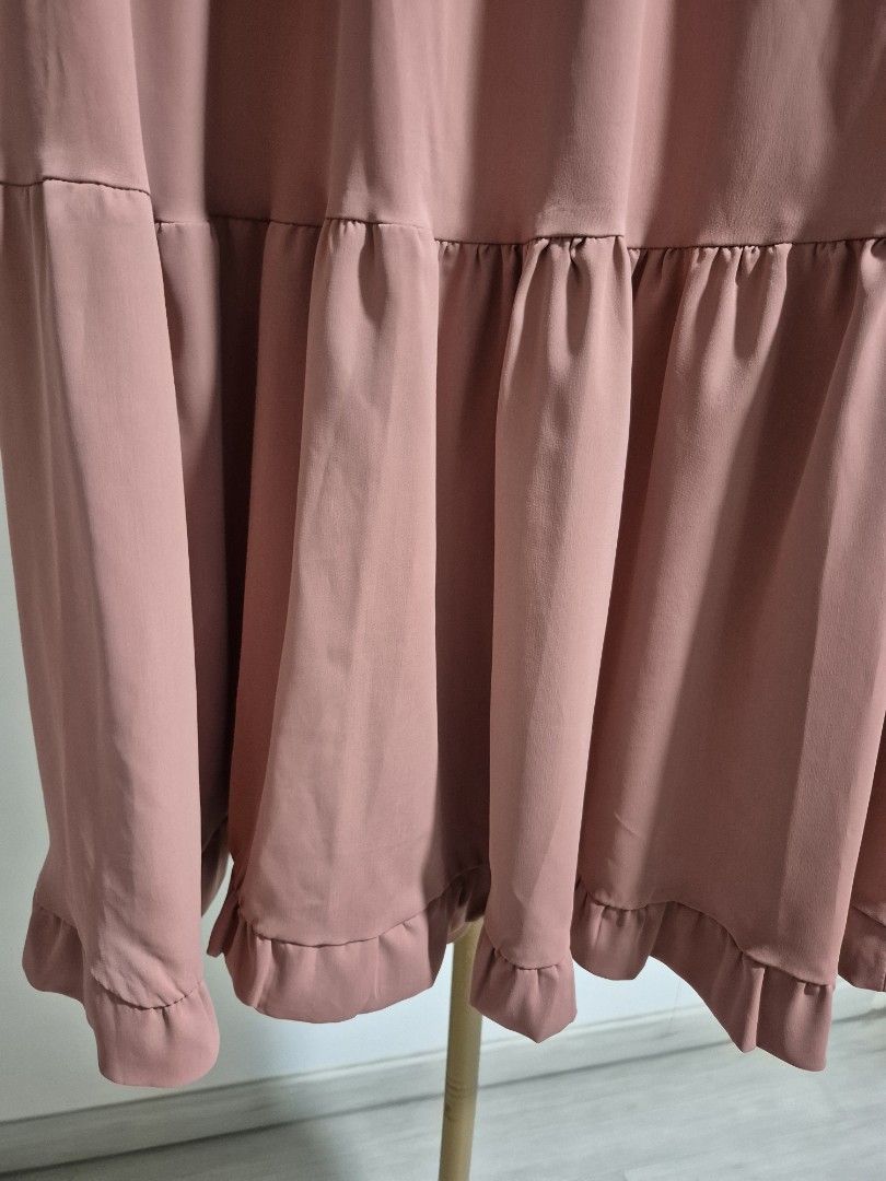 Deepduzt pink long skirt (Category: Skirts) located in Singapore. Submitted by hudhud2310 (Listing ID 1407121797, Image 2). Description: - never worn before - ruffles at the bottom - waist: 34-42cm, length: 101cm.