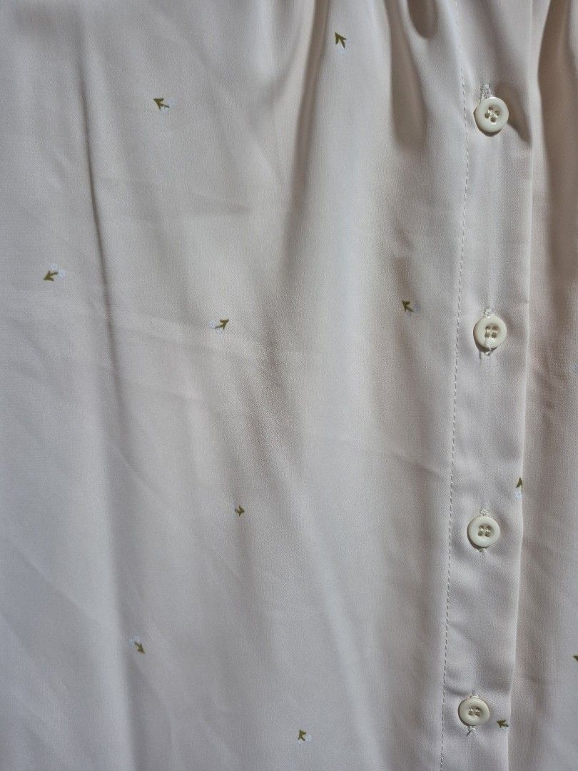 Deepduzt Vintage Cream Blouse with flower Print (Category: Blouses) located in Singapore. Submitted by hudhud2310 (Listing ID 1407121095, Image 2). Description: - ptp: 60cm, front length: 67cm, back length: 79cm - drop shoulder design - Vintage cream blouse - Delicate flower print - Button-down front - Long sleeves with lace detailing .