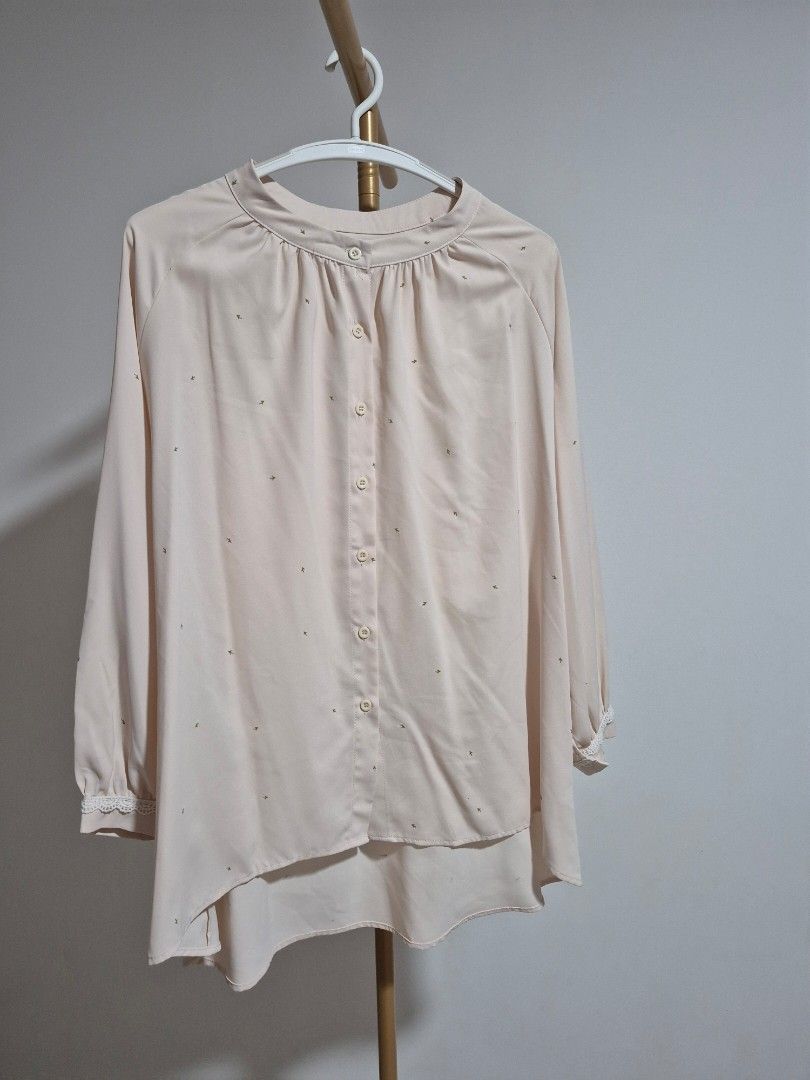 Deepduzt Vintage Cream Blouse with flower Print (Category: Blouses) located in Singapore. Submitted by hudhud2310 (Listing ID 1407121095, Image 1). Description: - ptp: 60cm, front length: 67cm, back length: 79cm - drop shoulder design - Vintage cream blouse - Delicate flower print - Button-down front - Long sleeves with lace detailing .
