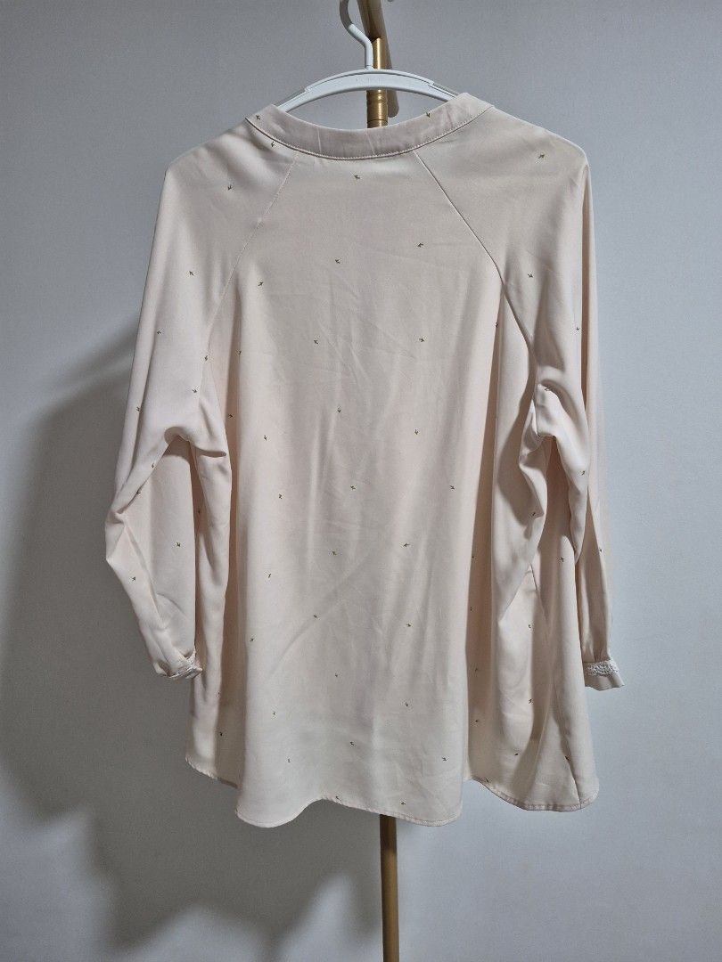 Deepduzt Vintage Cream Blouse with flower Print (Category: Blouses) located in Singapore. Submitted by hudhud2310 (Listing ID 1407121095, Image 3). Description: - ptp: 60cm, front length: 67cm, back length: 79cm - drop shoulder design - Vintage cream blouse - Delicate flower print - Button-down front - Long sleeves with lace detailing .
