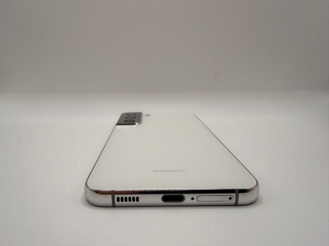 Galaxy S22+ 5G White 256GB (Category: Samsung) located in Singapore. Submitted by gadgetsurelutionsg (Listing ID 1412433838, Image 2). Description: .