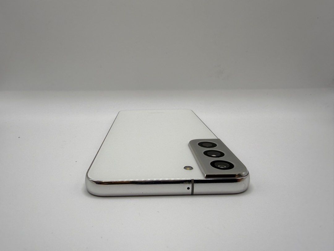 Galaxy S22+ 5G White 256GB (Category: Samsung) located in Singapore. Submitted by gadgetsurelutionsg (Listing ID 1412433838, Image 4). Description: .