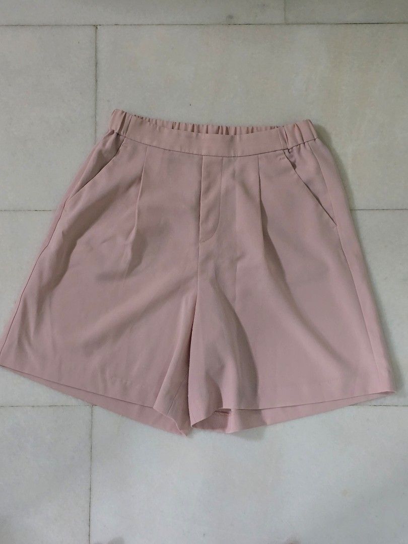 Uniqlo shorts (Category: Shorts) located in Singapore. Submitted by avova (Listing ID 1358471645, Image 1). Description: .