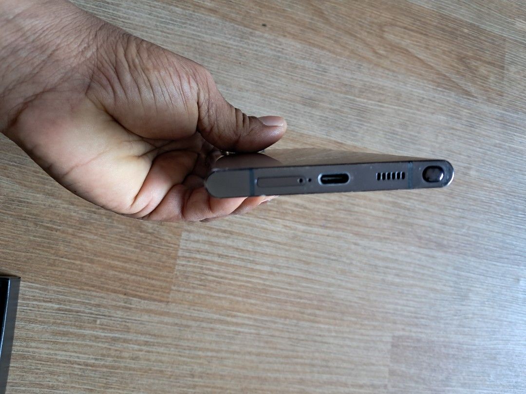 Galaxy S22 Ultra 5G 256GB Phantom Black (Category: Samsung) located in Singapore. Submitted by rejwan-161 (Listing ID 1364414993, Image 7). Description: This item very good conditions. No have any functional issue. Battery health is good..