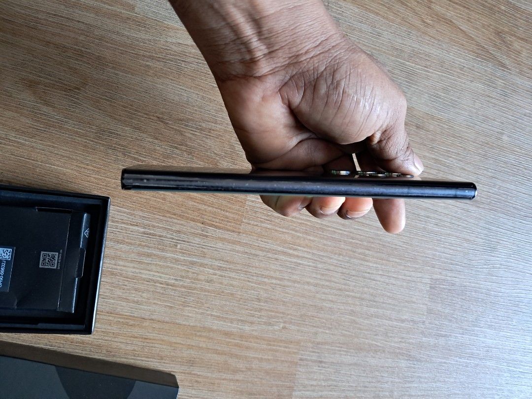 Galaxy S22 Ultra 5G 256GB Phantom Black (Category: Samsung) located in Singapore. Submitted by rejwan-161 (Listing ID 1364414993, Image 6). Description: This item very good conditions. No have any functional issue. Battery health is good..