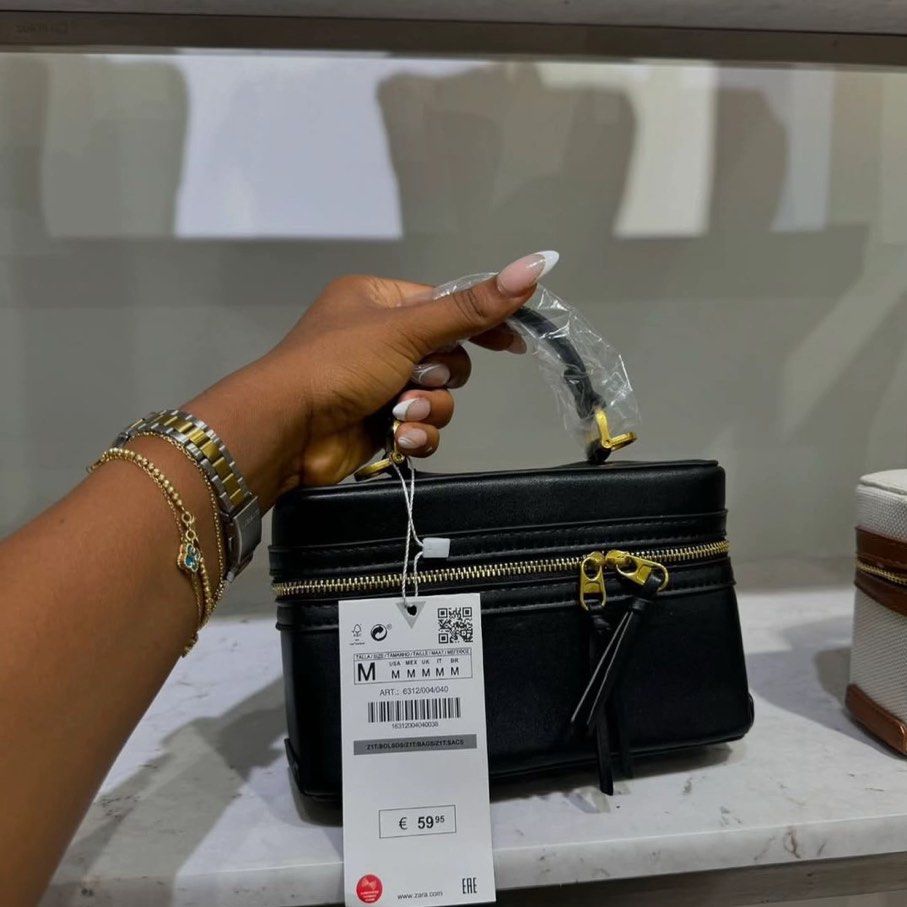 Zara rigid Bag (Category: Purses & Pouches) located in Singapore. Submitted by memoryreboot (Listing ID 1365814033, Image 3). Description: .