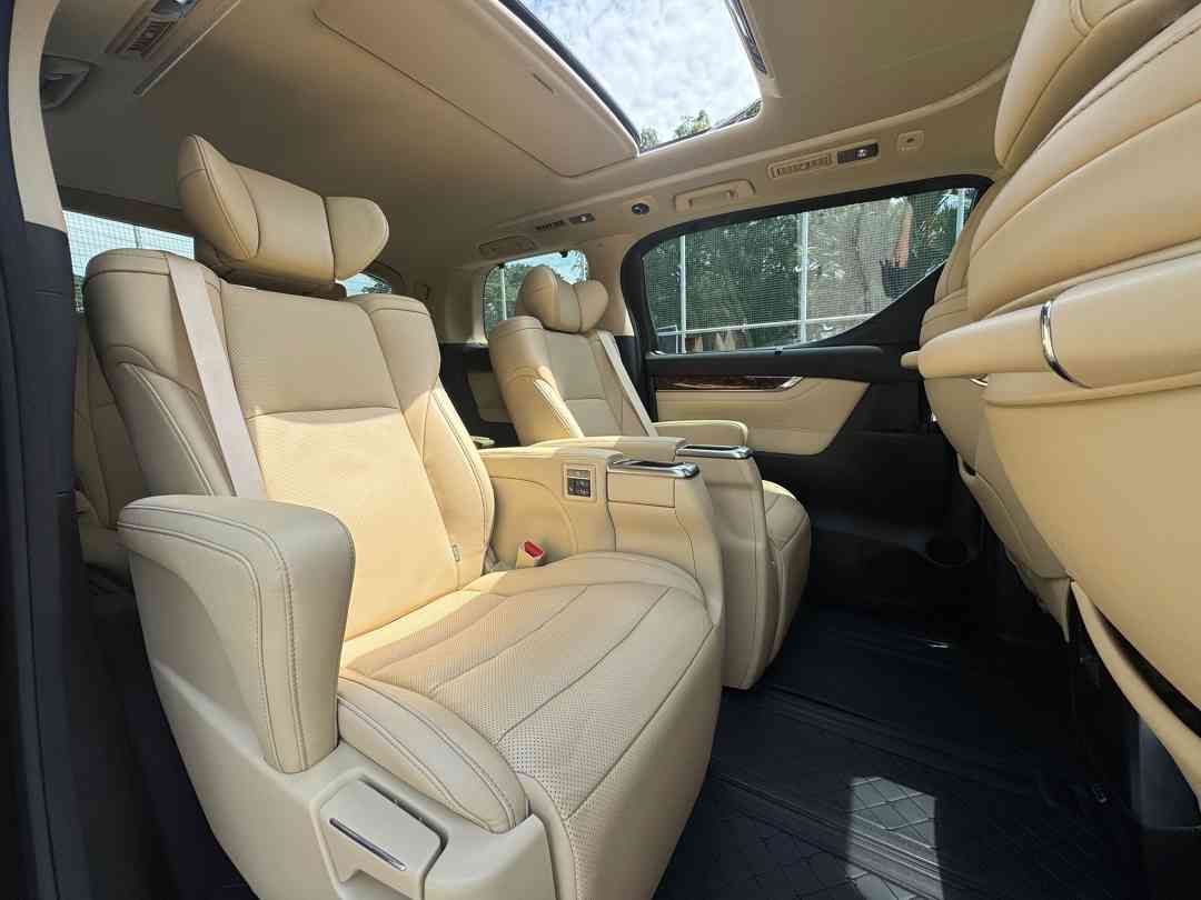 Toyota Alphard Hybrid 2.5 Elegance (A) (Category: Used Cars) located in Singapore. Submitted by signaturemotors (Listing ID 1456320049, Image 9). Description: Showroom: 237 ALEXANDRA ROAD 237 Alexandra Road #02-04 Singapore 159929 Full Agent Maintained! Non-PHV Usage! Very Elegant & Spacious MPV! Come with 17" Sports Rim. 2nd Row Power Captain Seats With Ottoman. Lane Departure Assist. Reverse Camera. Pre-Collision System. Dual Power Sliding door