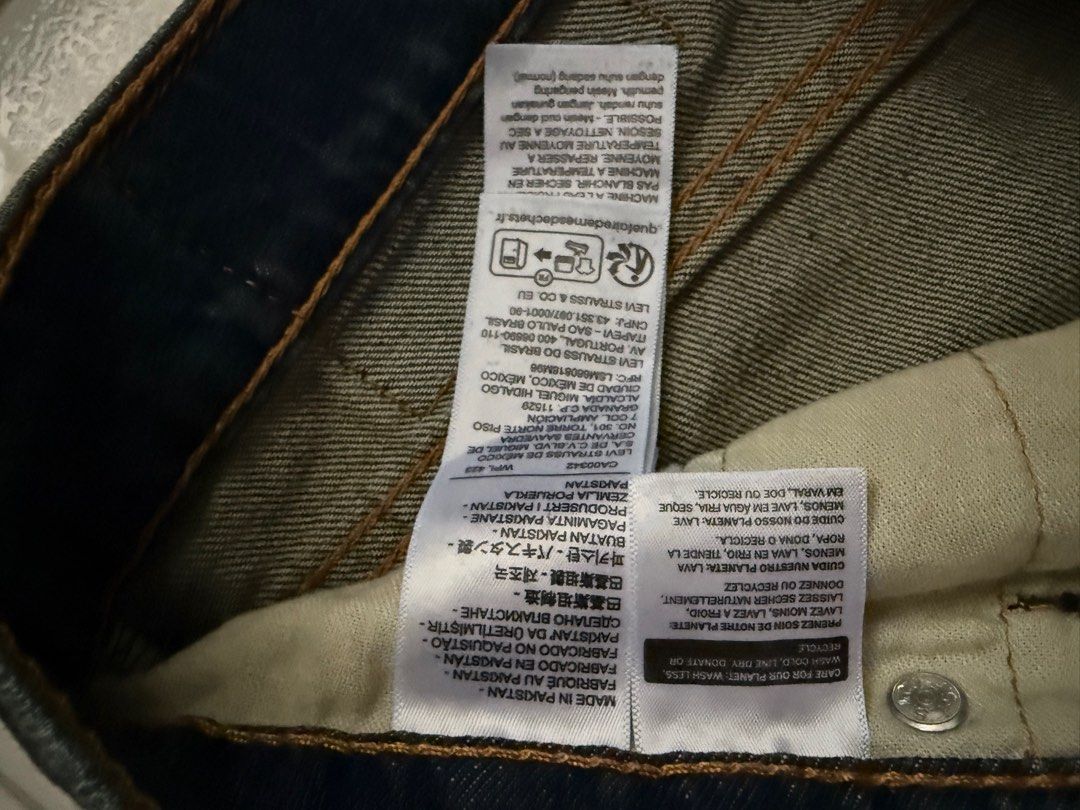LEVI JEANS (511") (Category: Jeans) located in Singapore. Submitted by iwbetaitai (Listing ID 1415040160, Image 4). Description: 511" W 32 L 32 Slim.