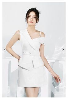 BNWT Chello Aurelia Asymmetrical Tailored Top in Iconic White - XS
