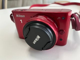 Nikon 1 J1 Mirrorless Camera with 10-30mm Lens