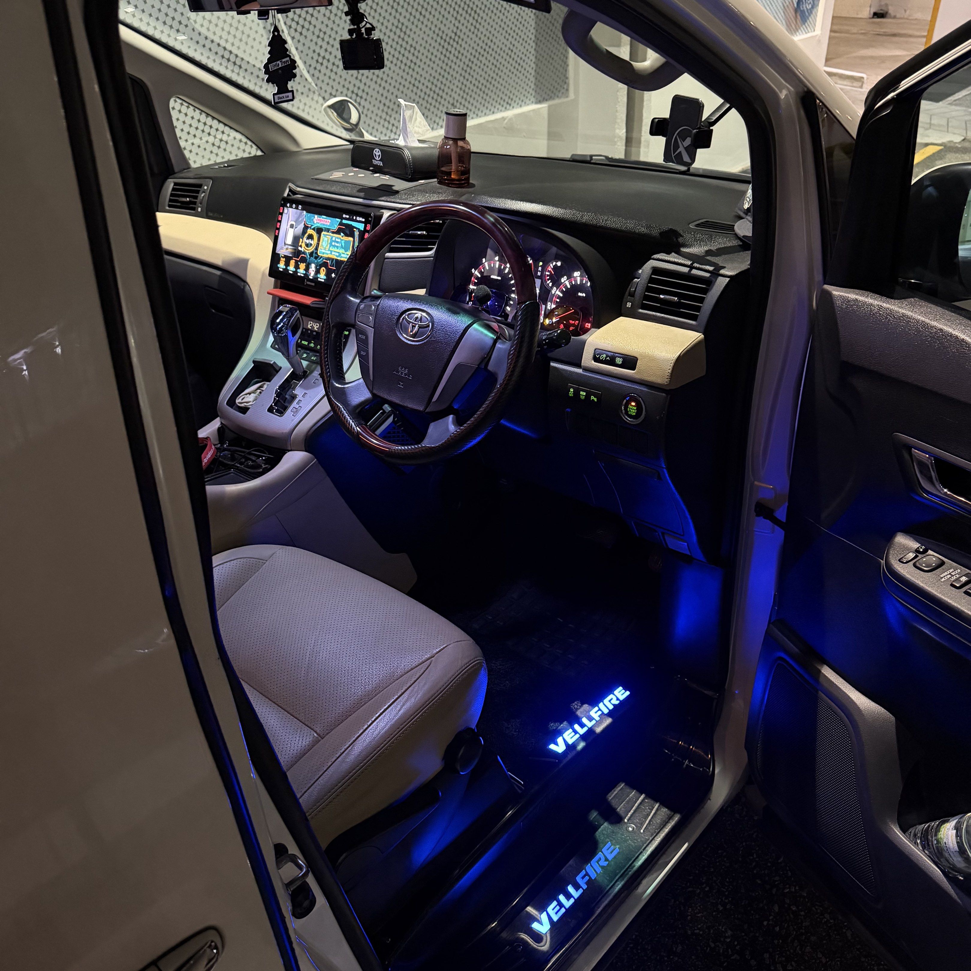 Toyota Vellfire 2.4 Z 7-Seater (A) (Category: Used Cars) located in Singapore. Submitted by EBMSDECANTS (Listing ID 1418894005, Image 5). Description: Available for viewing kindly PM ! .
